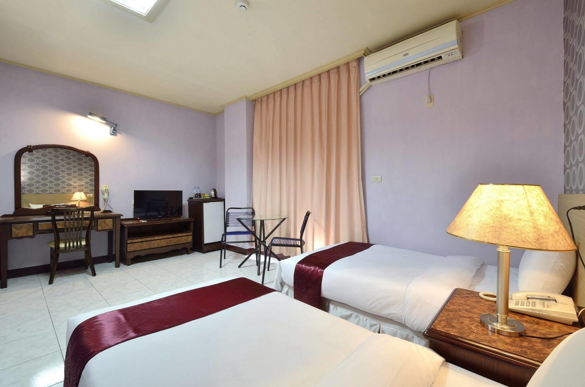 Jiuning Business Hotel Tainan Exterior foto